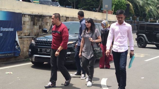 Tessa Kaunang bersama pengacaranya, Sunan Kalijaga mendatangi Polda Metro Jaya. (Sumarni/Suara.com)