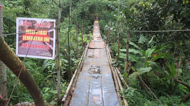 Jembatan gantung penghubung Depok-Jagakarsa di RT 12 RW 2 Kampung Bambon, Srengseng Sawah, Jakarta Selatan, Sabtu (3/2). 