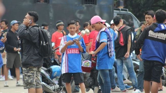 Babak delapan besar Piala Presiden 2018 hari kedua, Minggu (4/3/2018), tidak kalah ramai dengan hari pertama, Sabtu (3/2/2018). Pada hari kedua, dua suporter besar Jakmania dan Aremania mendominasi stadion Manahan, Solo. [Suara.com/Adie Prasetyo Nugraha]