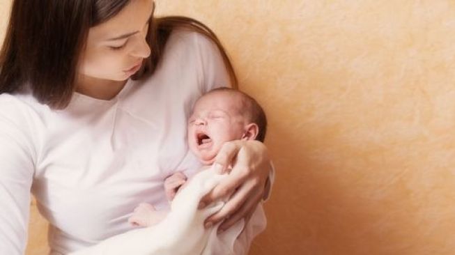 Ibu menenangkan bayi menangis. (Shutterstock)