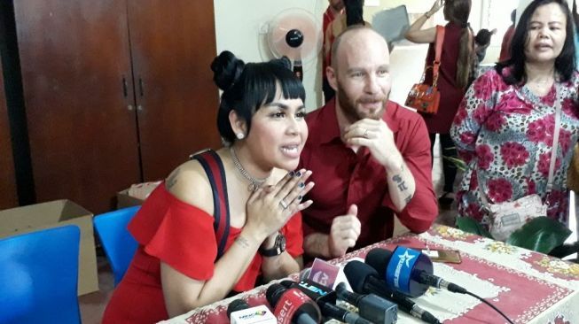 Melaney Ricardo-Tyson Lynch di acara ultah anak mereka, Chloe, di kawasan bekasi, Jawa Barat, Minggu (4/2/2108). [suara.com/Ismail]