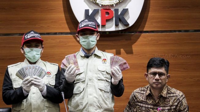 Wakil Ketua KPK Laode M Syarif didampingi juru bicara KPK Febri Diansyah saat memberikan keterangan pers terkait kasus dugaan korupsi menerima suap Bupati Jombang Nyono Suharli Wihandoko di Jakarta, Minggu (4/2/2018). 