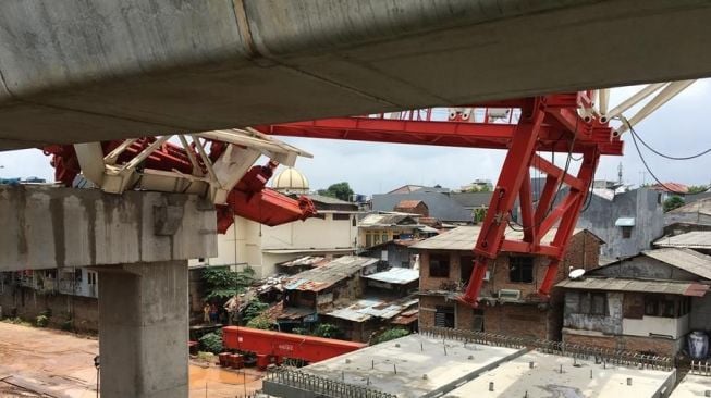 Operator Crane Roboh di Matraman Ditetapkan sebagai Tersangka