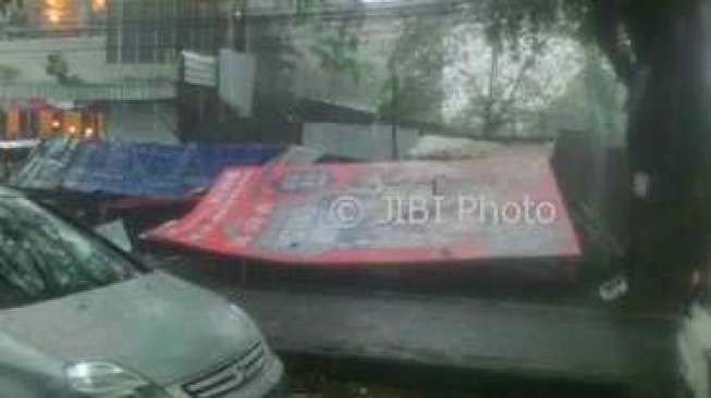 Cuaca Ekstrem di DIY Juga Merusak Mobil, Rumah hingga Jaringan Listrik