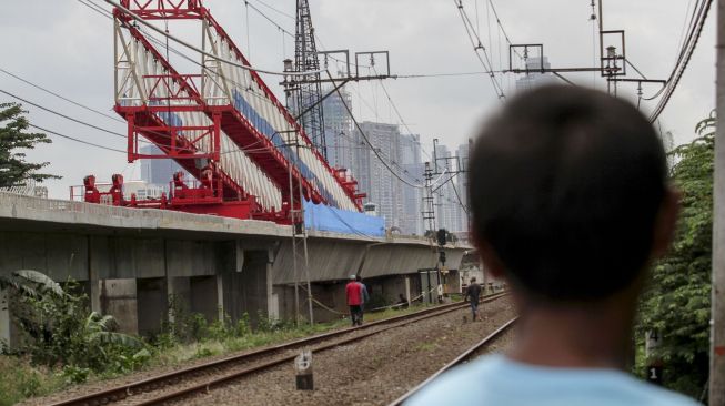 Alat berat dan tiang penyangga proyek double-double track Matraman-Manggarai ambruk.