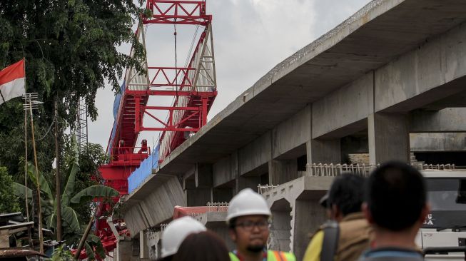 Alat berat dan tiang penyangga proyek double-double track Matraman-Manggarai ambruk.