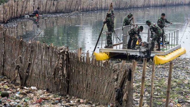 Pembersihan secara masif mulai dari hulu hingga hilir sungai Citarum. 