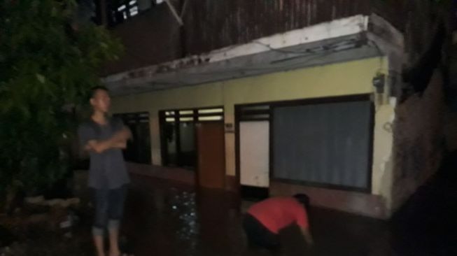 Banjir di Bidaracina memaksa warga untuk keluar rumah, mengungsi di tempat aman yang telah disediakan. [suara.com/ Welly Hidayat]