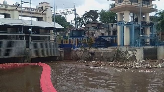 200 Ton Sampah Pintu Air Manggarai Diangkut, Kebanyakan Kasur