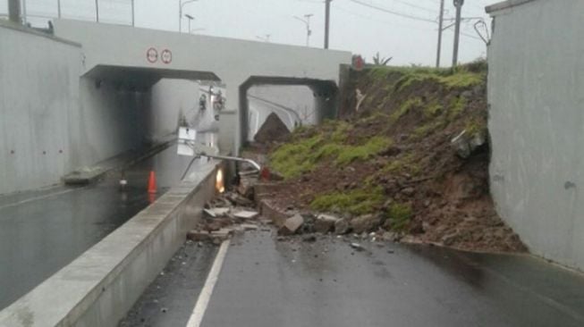 Terowongan Kereta Bandara Soetta Ambrol, Timbun Mobil Isi 2 Orang