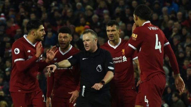 Wasit John Moss tak mengindahkan protes para pemain Liverpool [AFP]