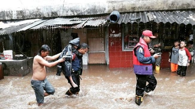 Terserang Stroke saat Terjebak Banjir, Petugas Gendong Ibu Lela