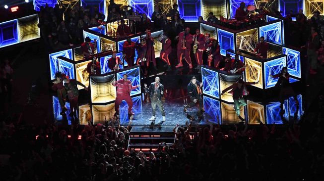 Penyanyi Justin Timberlake tampil disela pertandingan NFL Super Bowl, di US Bank Stadium, Minneapolis, Minnesota, Minggu (4/2). 