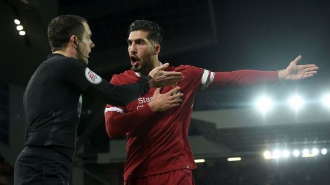 Kapten Liverpool Emre Can mengkonfrontasi hakim garis [AFP]