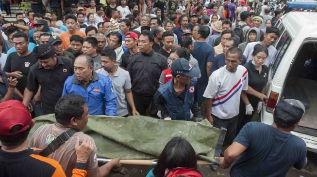 Warga bersama tim Badan Penanggulangan Bencana Daerah (BPBD) mencari korban tewas akibat longsor pada senderan penahan tebing Pura Bukit Desa Bitera, Gianyar, Senin (5/2). 