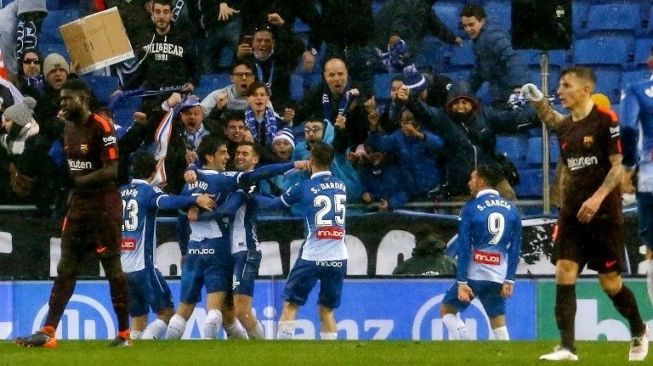 Para pemain Espanyol merayakan gol Gerard Moreno yang membuat mereka unggul lebih dulu dari Barcelona. PAU BARRENA / AFP