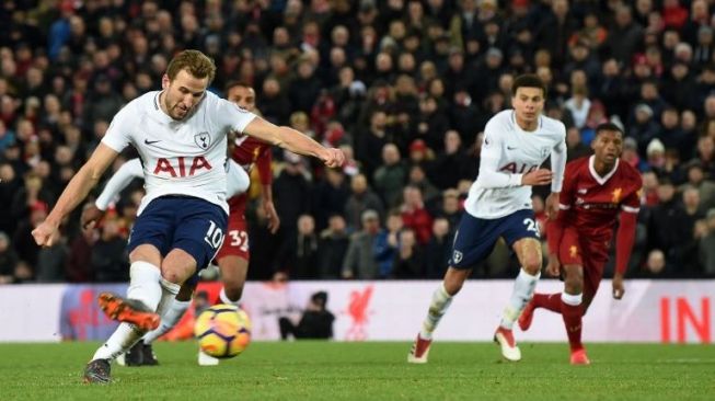 Harry Kane menyelamatkan Tottenham Hotspur dari kekalahan lewat titik penalti [AFP]