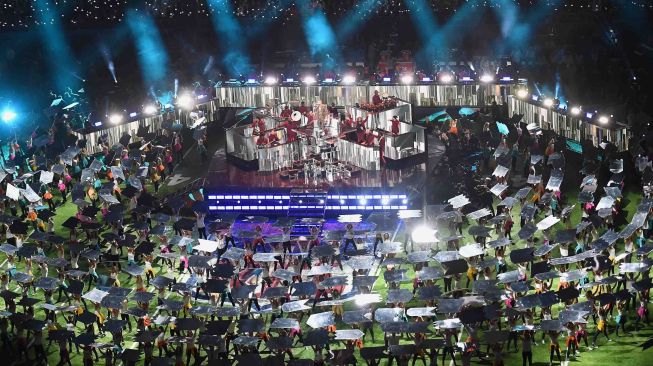 Penyanyi Justin Timberlake tampil disela pertandingan NFL Super Bowl, di US Bank Stadium, Minneapolis, Minnesota, Minggu (4/2). 