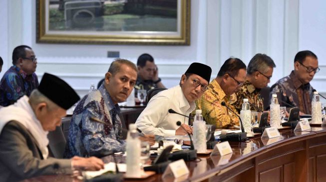 Dari kiri ke kanan, Ketua Majelis Ulama Indonesia (MUI) KH Maruf Amin, Plt Ketua Badan Pengelola Keuangan Haji (BPKH) Anggito Abimanyu, Menteri Agama Lukman Hakim Saifuddin, Menristek Dikti M Nasir, Ketua Dewan Komisioner OJK Wimboh Santoso, dan Gubernur Bank Indonesia Agus Martowardojo mengikuti rapat pleno Komite Nasional Keuangan Syariah di Kantor Presiden, Jakarta, Senin (5/2)