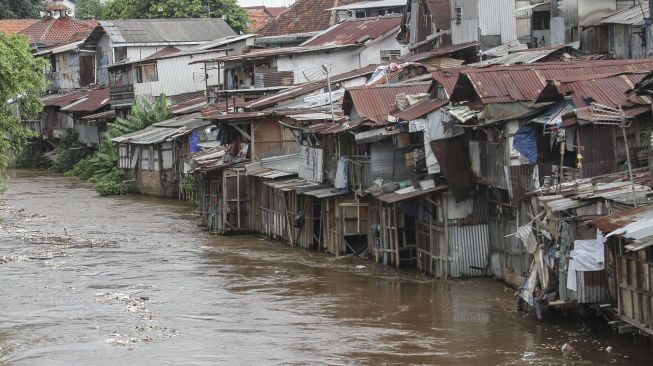 Sungai Ciliwung di kawasan Manggarai, Jakarta, Senin (5/2).