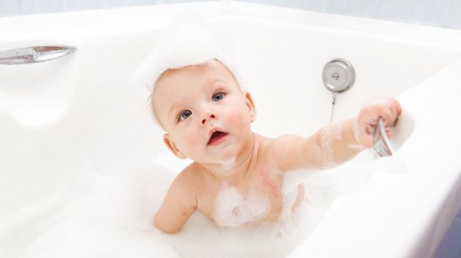 Ilustrasi bayi mandi di bathtub. [Shutterstock]
