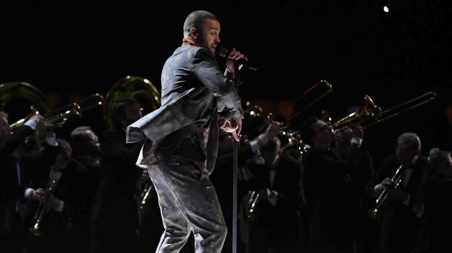 Penyanyi Justin Timberlake tampil disela pertandingan NFL Super Bowl, di US Bank Stadium, Minneapolis, Minnesota, Minggu (4/2). 