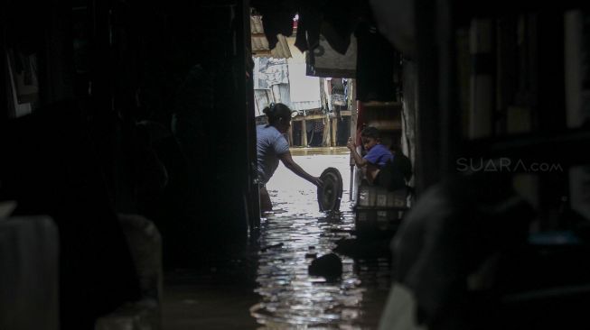 Luapan banjir sungai Ciliwung di kawasan Manggarai, Jakarta, Senin (5/2).