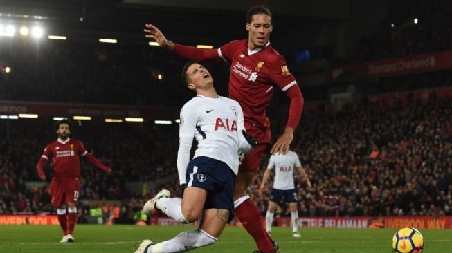 Pemain Liverpool Virgil van Dijk menjatuhkan pemain Tottenham Erik Lamela [AFP]