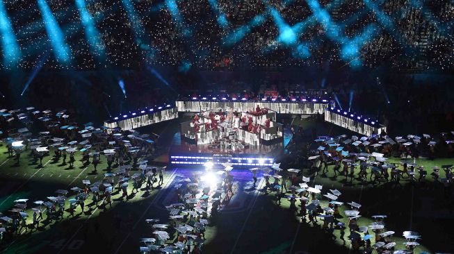 Penyanyi Justin Timberlake tampil disela pertandingan NFL Super Bowl, di US Bank Stadium, Minneapolis, Minnesota, Minggu (4/2). 