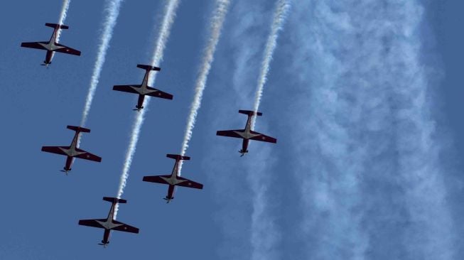 Pesawat Jupiter KT-1B TNI AU tampil di Singapore Airshow, Singapura, Minggu (4/2).