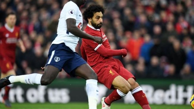 Pemain Liverpool Mohamed Salah menendang bola ke gawang Tottenham yang dikawal Hugo Lloris [AFP]