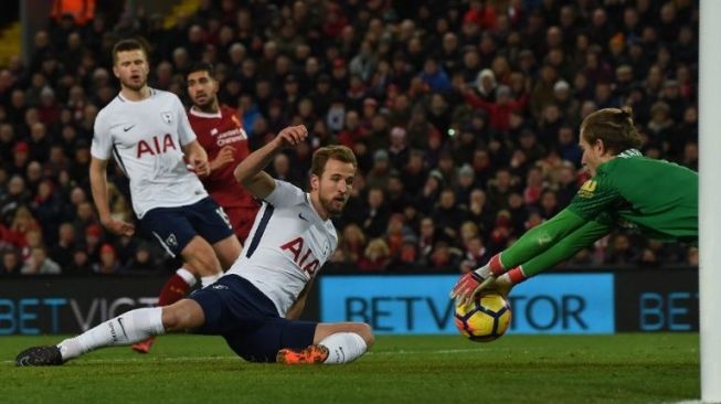 Pemain Tottenham Harry Kane kehilangan peluang di depan gawang Liverpool [AFP]