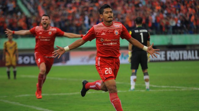 Pesepak bola Persija Jakarta, Bambang Pamungkas (kanan) melakukan selebrasi setelah mencetak gol ke gawang Mitra Kukar FC. ANTARA FOTO/Maulana Surya