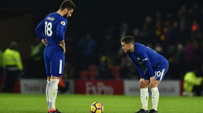 Dua pemain Chelsea Olivier Giroud (kiri) dan Eden Hazard tampak kecewa setelah ditaklukkan oleh Watford. Glyn KIRK / AFP