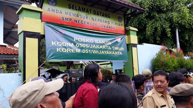 Anies Jadikan Sekolah SD Tempat Pengungsian Banjir Kampung Melayu