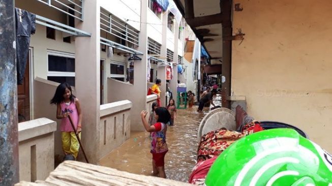 Gubernur Jakarta Anies Rasyid Baswedan mengunjungi kawasan Tanah Rendah, Kelurahan Kampung Melayu, Kecamatan Jatinegara, Jakarta Timur, yang terkena banjir sejak Senin (5/2) kemarin, pada Selasa (6/2/2018). [Suara.com/Dwi Bowo Rahardjo]