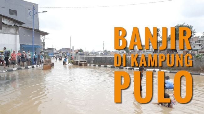 Banjir, Warga Kampung Pulo Pilih Mengungsi Depan Toko