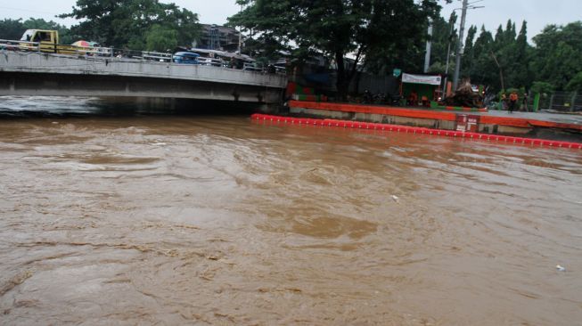 Pintu Air Pasar Ikan Jakarta Masuk Status Kritis