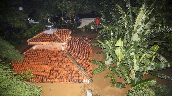 Petugas Damkar melakukan evakuasi dengan perahu karet terhadap korban banjir di kawasan Pejaten Timur, Pasar Minggu, Jakarta, Senin (5/2). 