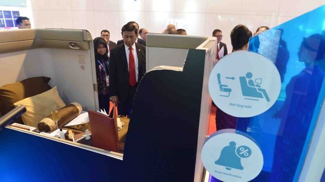 Menko Polhukam Wiranto mengunjungi booth Garuda Indonesia Group yang berpartisipasi pada ajang Singapore Airshow 2018 di Changi, Singapura, Selasa (6/2).