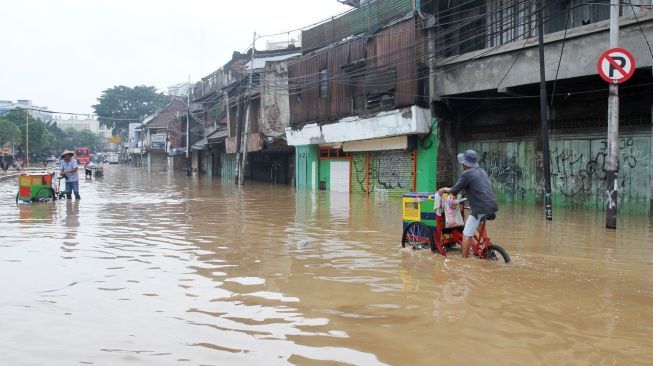 Banjir di kawasan Jatinegara, Jakarta Timur, Selas (6/2). 