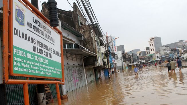 Banjir di kawasan Jatinegara, Jakarta Timur, Selas (6/2). 