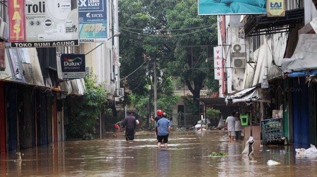 Anies Kerahkan Pemadam Kebakaran Bersihkan Rumah Korban Banjir