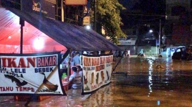 Nekat! Banjir Jakarta, Tenda Pecel Lele Ini Tetap Buka dan Jualan