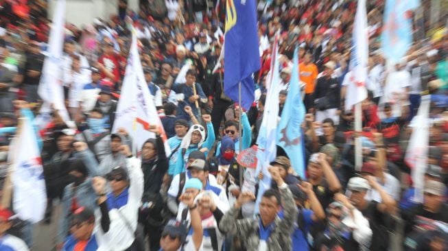 Ratusan buruh melakukan aksi di depan Istana, Jakarta, Selasa (6/2). 