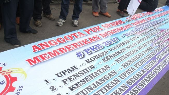 Mendesak Presiden untuk menurunkan harga tarif listrik dan sembako.