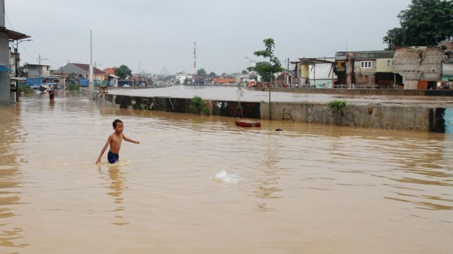 Banjir di kawasan Jatinegara, Jakarta Timur, Selas (6/2). 