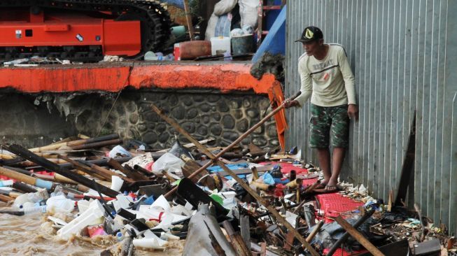 Sampah menumpuk di Pintu Air Manggarai, Jakarta, Selasa (6/2). 