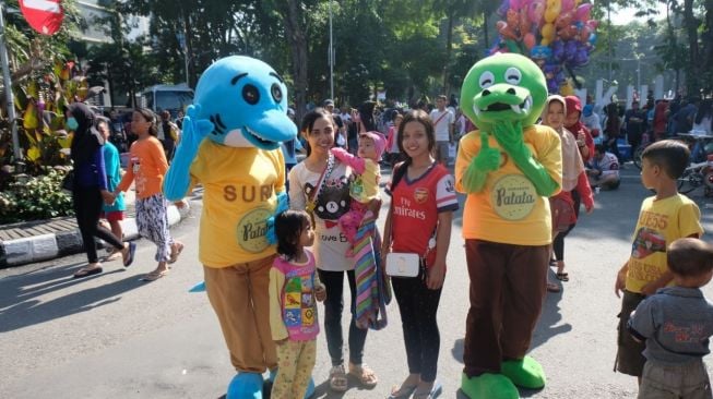 Maskot Surabaya Patata menghibur warga Surabaya di acara CFD. (istimewa)