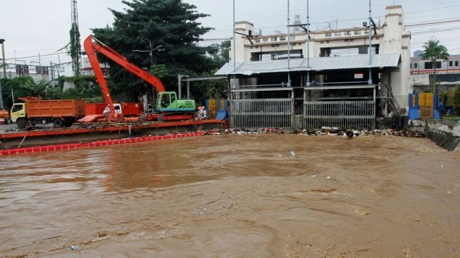 Warga di sekitaran sungai Ciliwung diimbau untuk terus waspada.